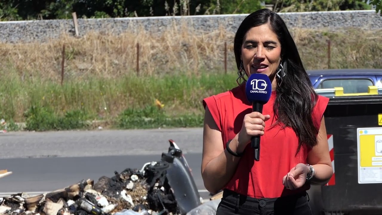 Acilia, scarichi abusivi di rifiuti e roghi di cassonetti in via Amedeo Bocchi