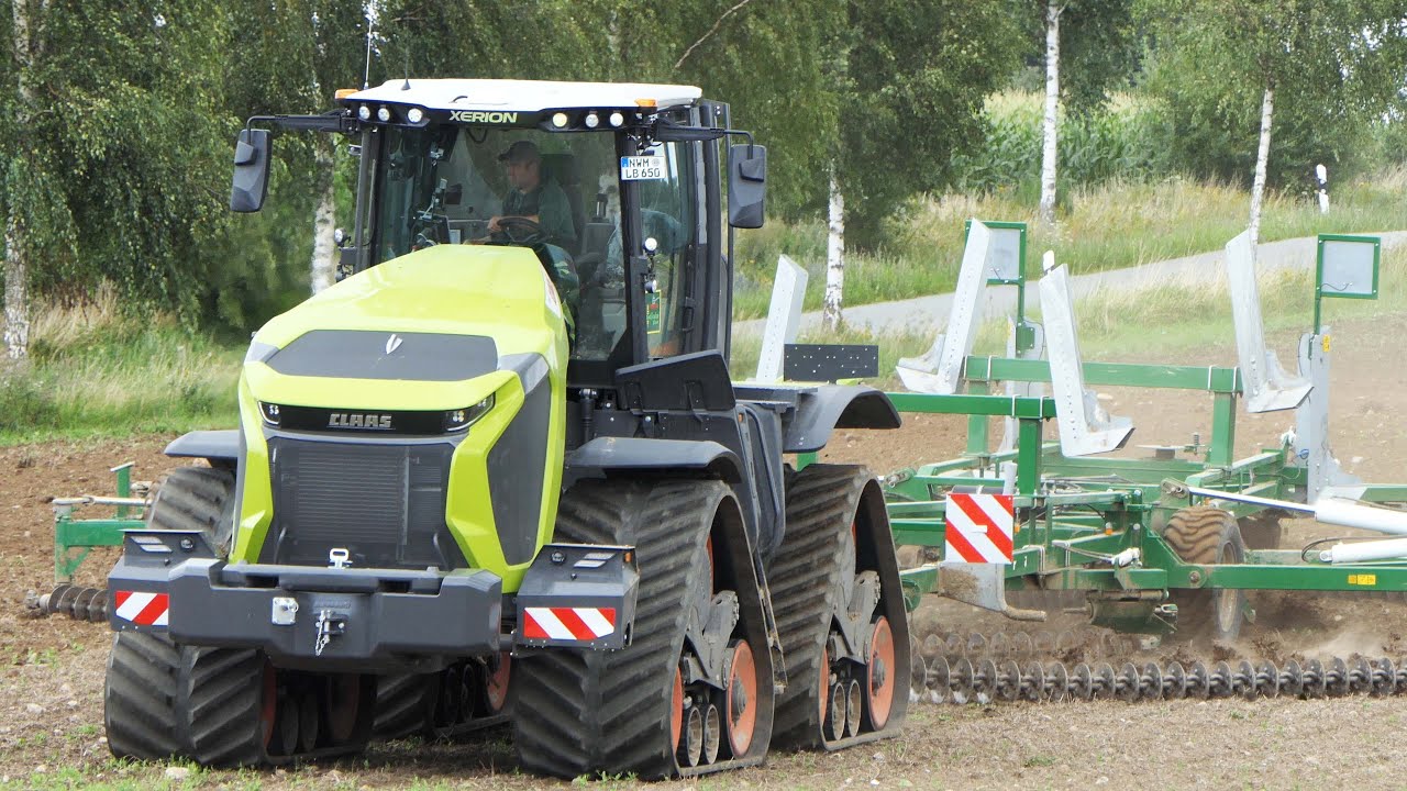 CLAAS XERION 12.650 with 12-Meter Kelly Disc Harrow
