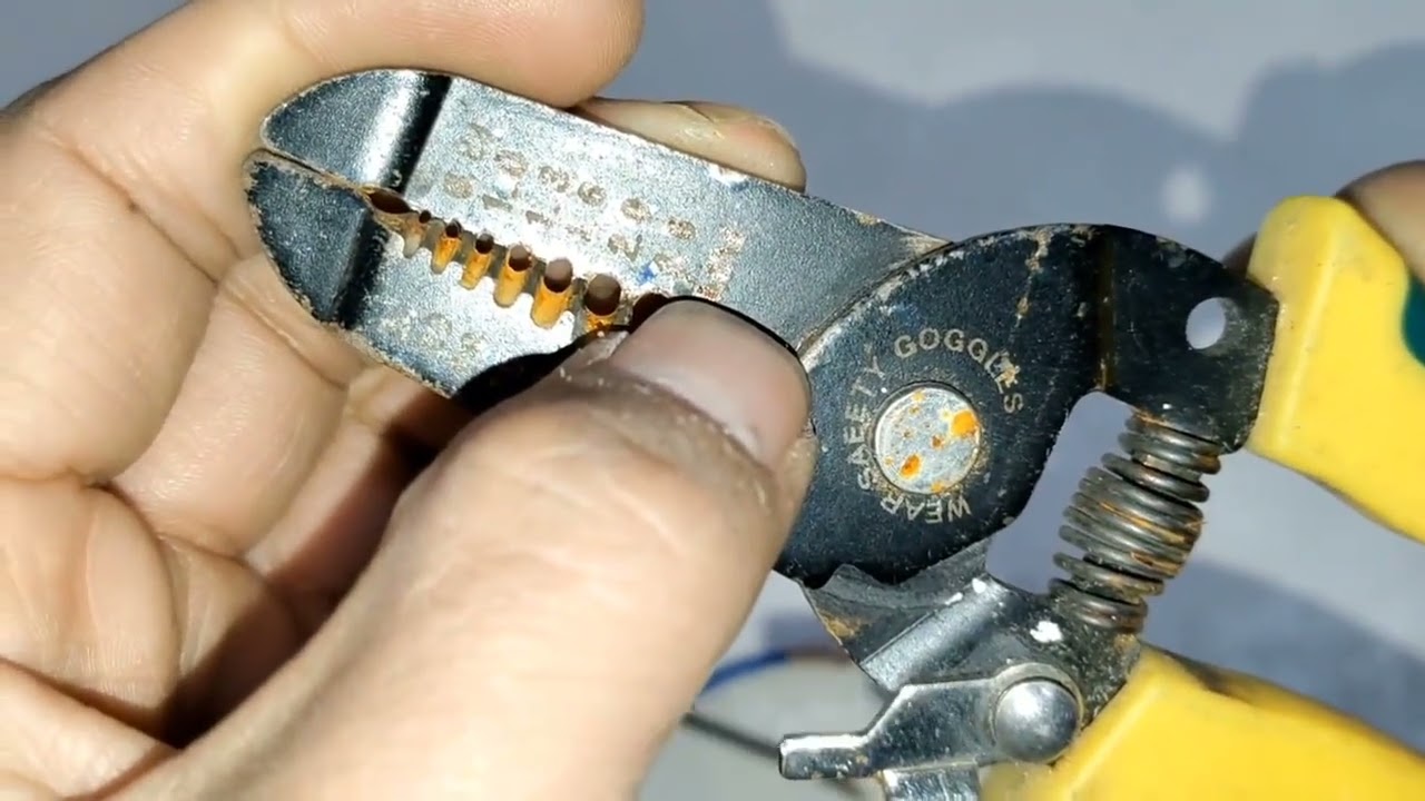 用剥线钳剥线时，用大号口还是小号口？用错会剪断线或剥不掉皮 #电工日常 #剥线钳 #技术分享 #零基础学电工 #小发明大作用