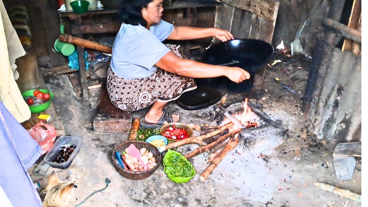 Kehidupan di desa pergi kepasar, memasak tumis pakis