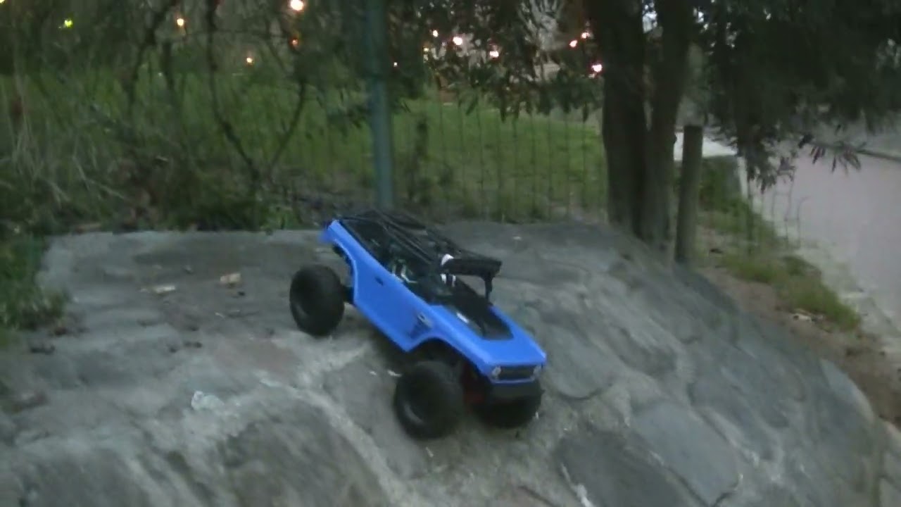 Axial SCX10 II Deadbolt Sortie 1 Live