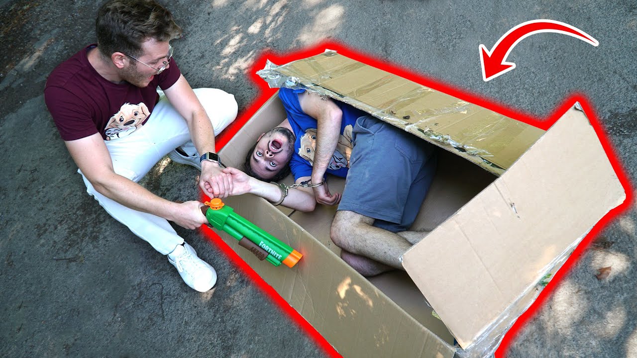 KMAN befreit FLEXI aus dem KARTON GEFÄNGNIS BOXFORT mit FORTNITE NERF BLASTER !!!