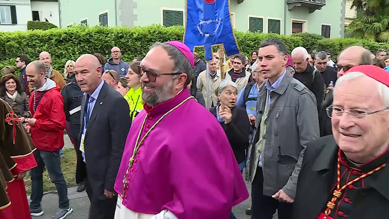Lucca, l'arcivescovo Giulietti arriva da pellegrino