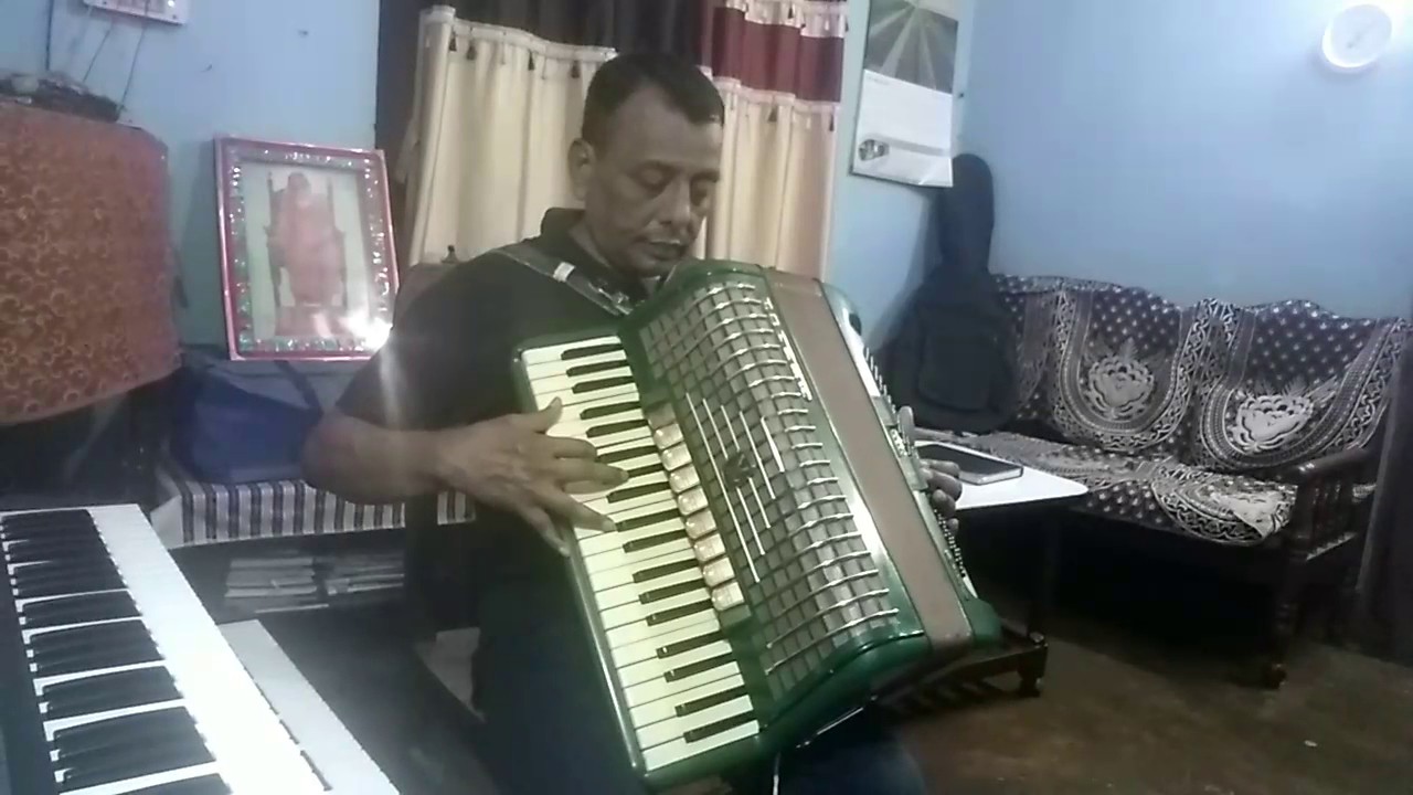 V.S.Lal Playing Deewano Se Ye Mat Pucho Through His Accordion.