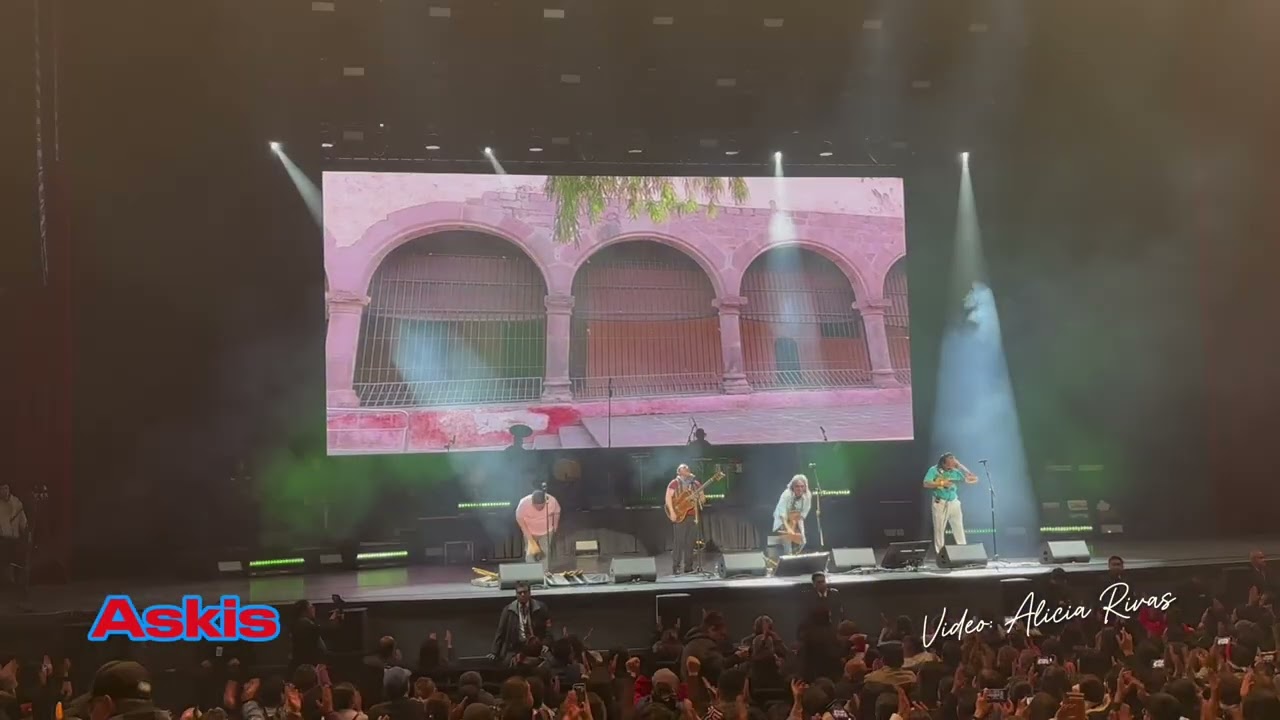 Así inició Askis en el Auditorio Nacional haciendo una representación de sus inicios en Coyoacán