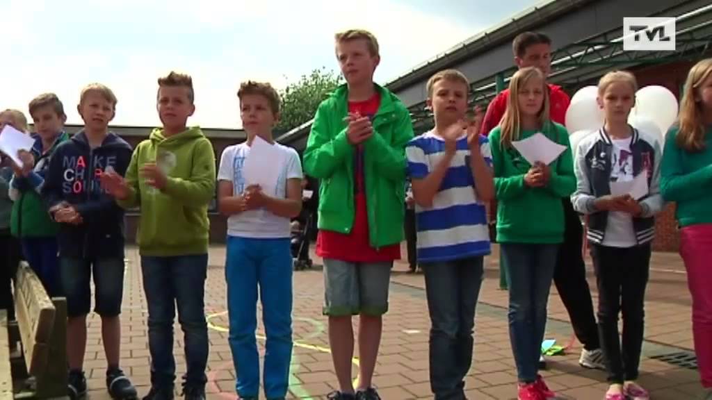 Kleuters nemen afscheid van juf met kanker die kookboek schreef
