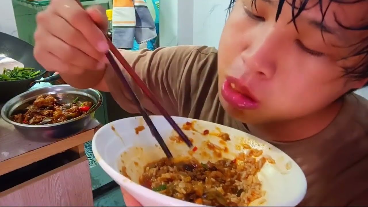 农村人到城里打工今天特别高兴，下班吃肉沫茄子，芒果，好吃美味 #美食 #肉沫茄子 #拌饭 #芒果 #美味