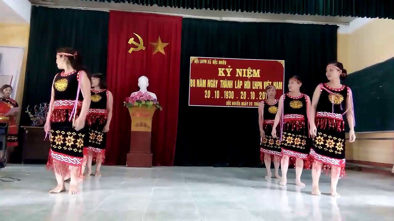 Múa Tiếng Đàn Ta Lư chào mừng ngày  PNVN20/10 do chị em PN xóm Vân Nhiêu  thể hiện