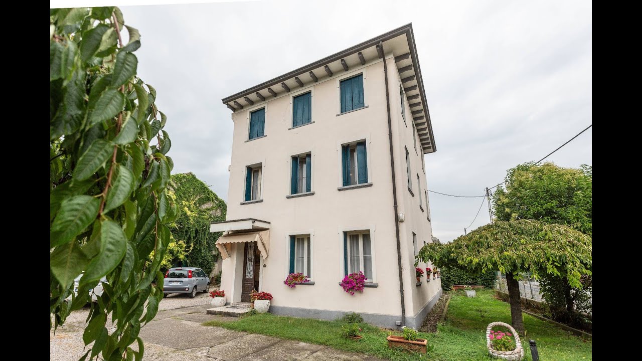 Casa singola su tre piani in centro a Vazzola GL055