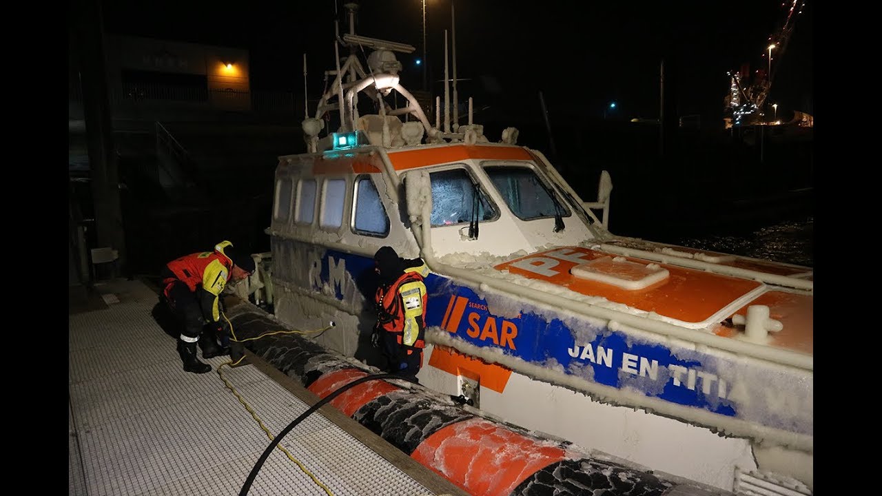 2018 03 01   NOS Journaal: Vrijwillige redders trotseren ijsstorm op nachtelijke zee