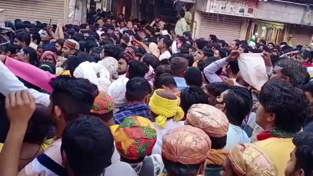श्री बांके बिहारी मंदिर में भक्तों गणों की भी 6 मार्च 2023 Radhe Radhe 🙏🙏