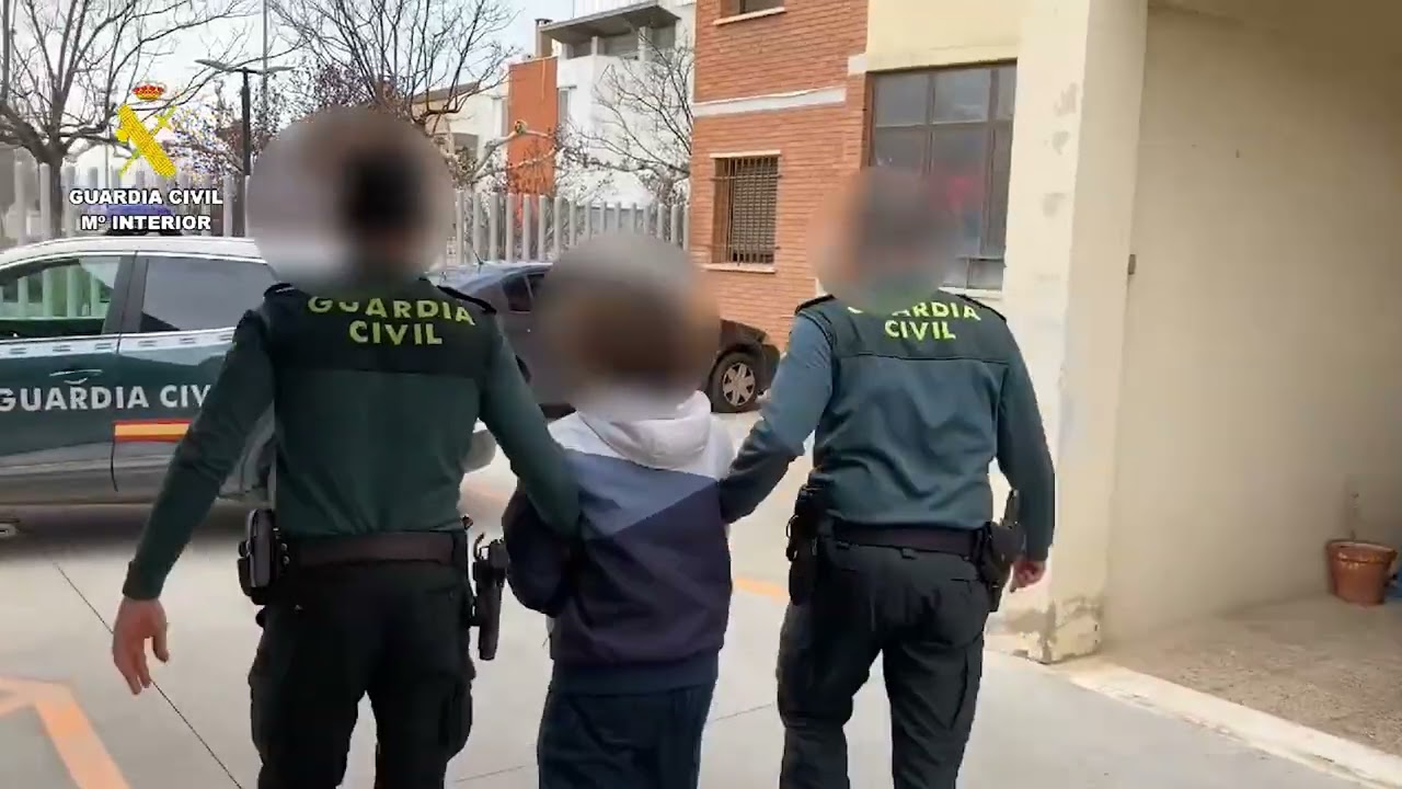 Detenido en Alfocea un camello de menores con pistolas, cuchillos y un bate de béisbol
