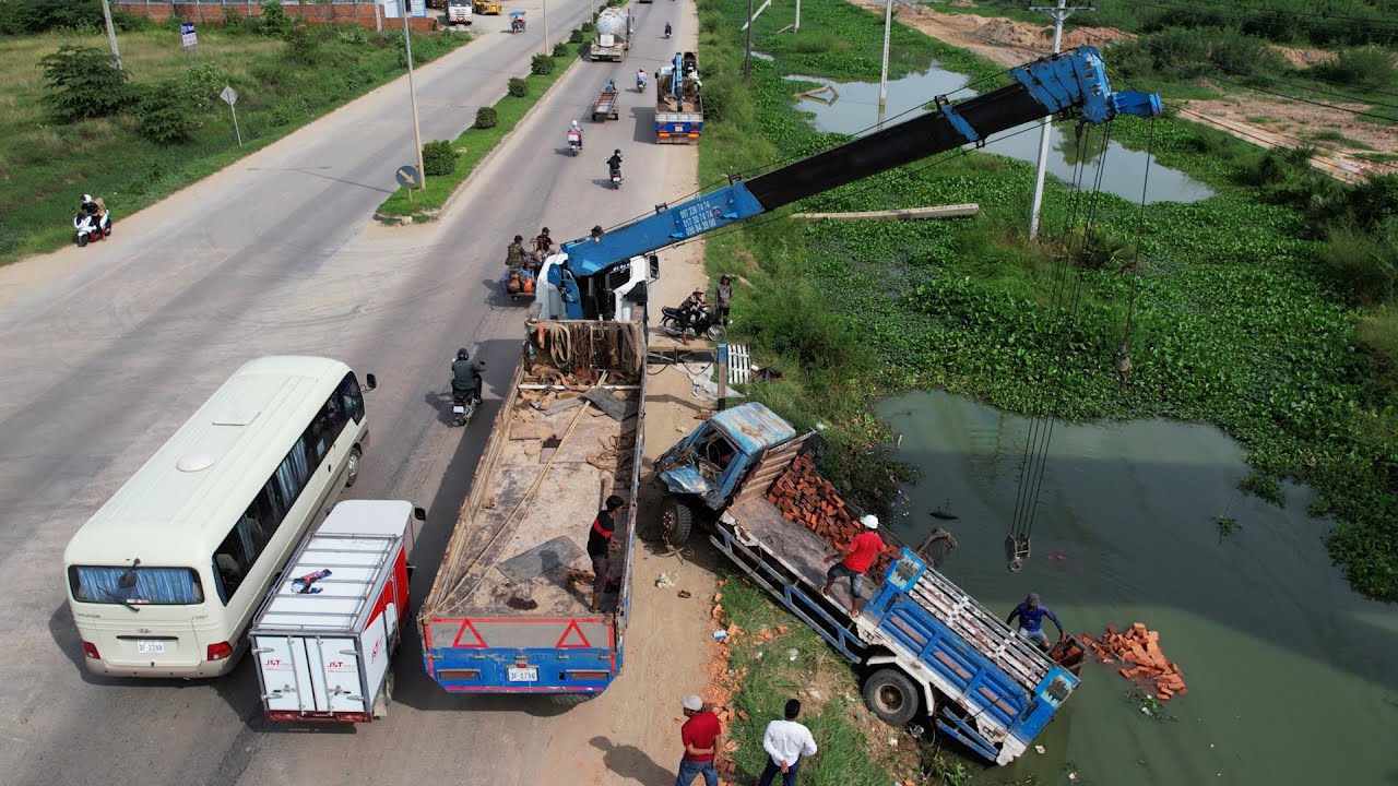 6 Wheel Dump Truck Clash Into Water And Recovery By Dump Truck Crane - ក្រែនស្ទួចឡានបុកគ្នា