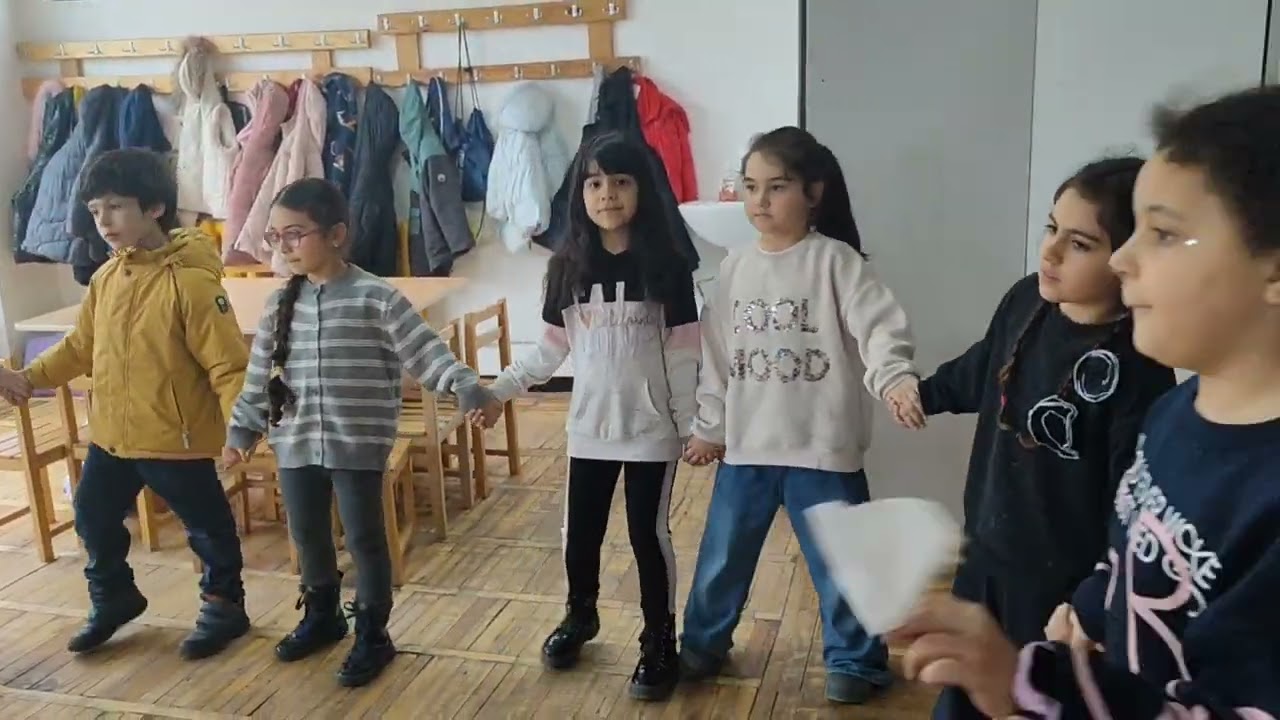 Պարում են Թամզարա 1, 2 ,3 -րդ դասարանցիները
