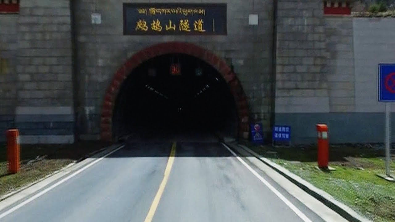 Construction of world largest high-altitude highway tunnel completes