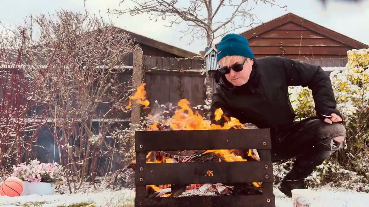 Log fire in Hellesdon, Norwich snow garden in a Hofats fire basket  (3rd January 2026)