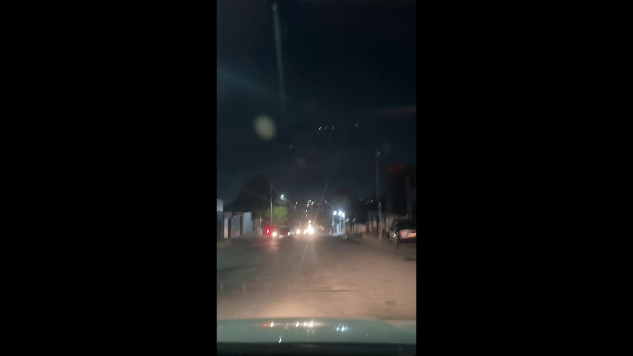 Roban vehículo en plaza comercial de Culiacán y hieren de bala a uno en expendio cervecero
