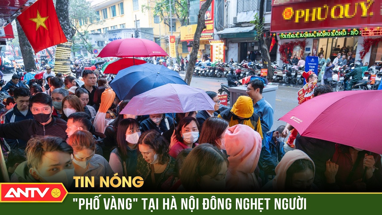 Người dân đội mưa xếp hàng 