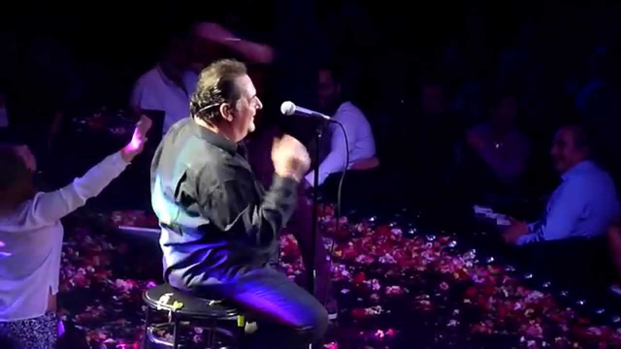 Vasilis Karras- Vradiazei live 2015