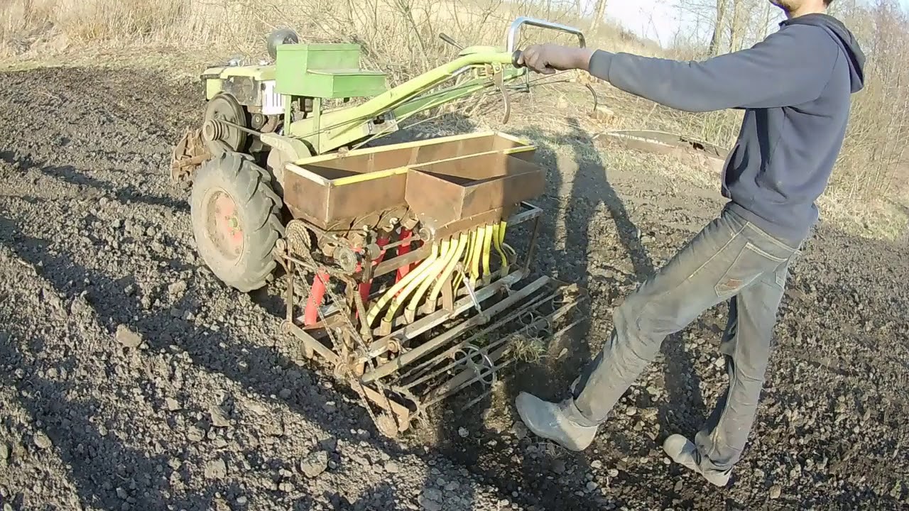 Саморобна сівалка до мотоблока  певий посів ячміння з люцерною