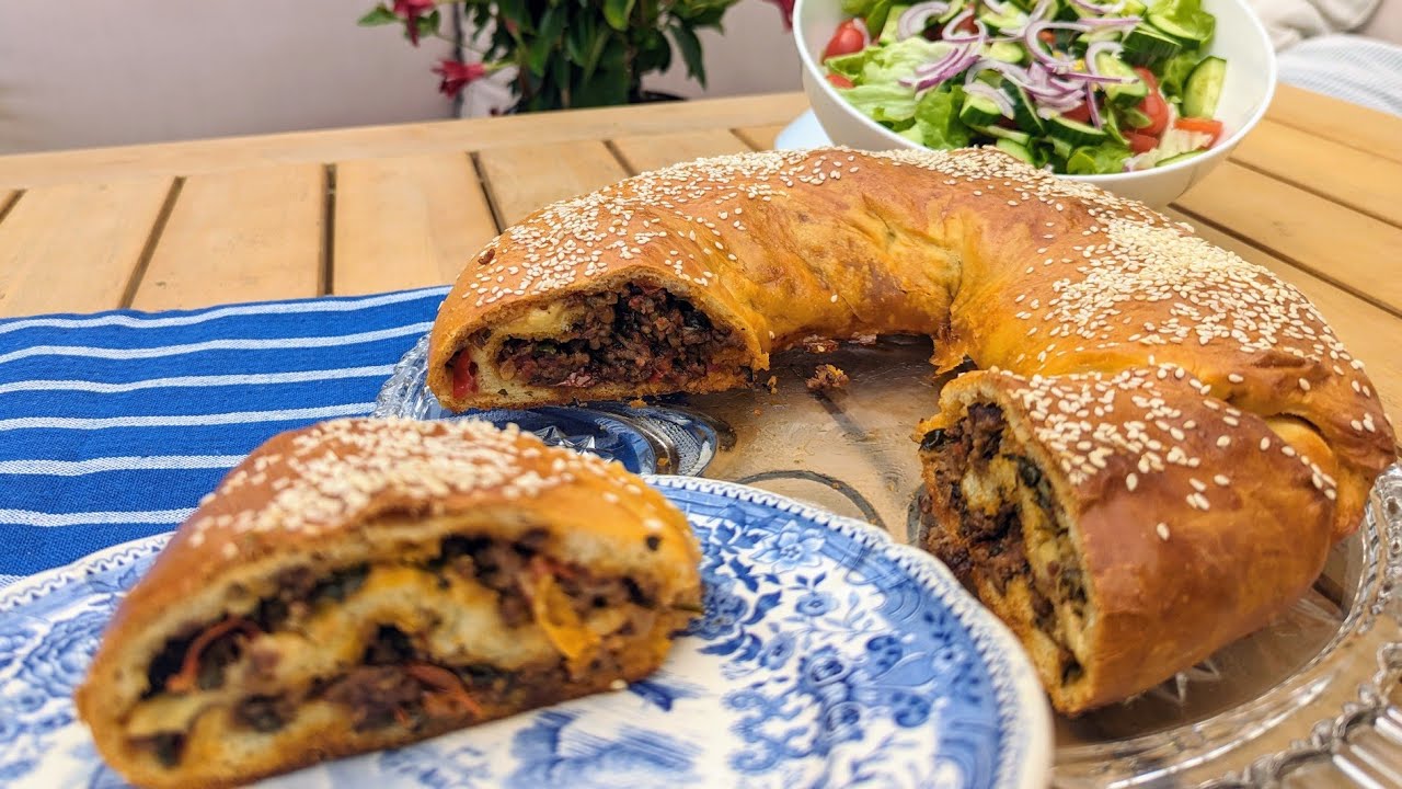 Pizzarolle mit fluffigem Teig, Hackfleisch, Käse und Tomaten 🥰 Alle wollen das Rezept mit Fertigteig