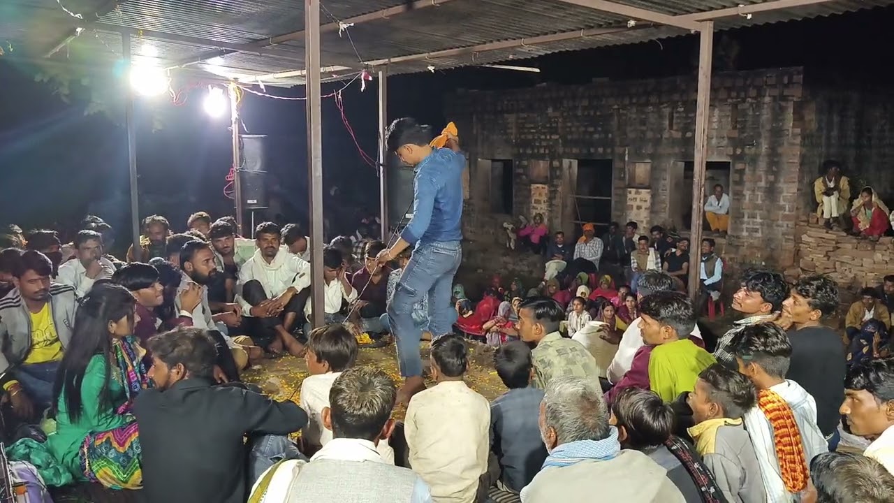 सिंगर आशु बघेल की आवाज  में  हम का आवत हैं बीरन तेरो प्रेम ले आयो 