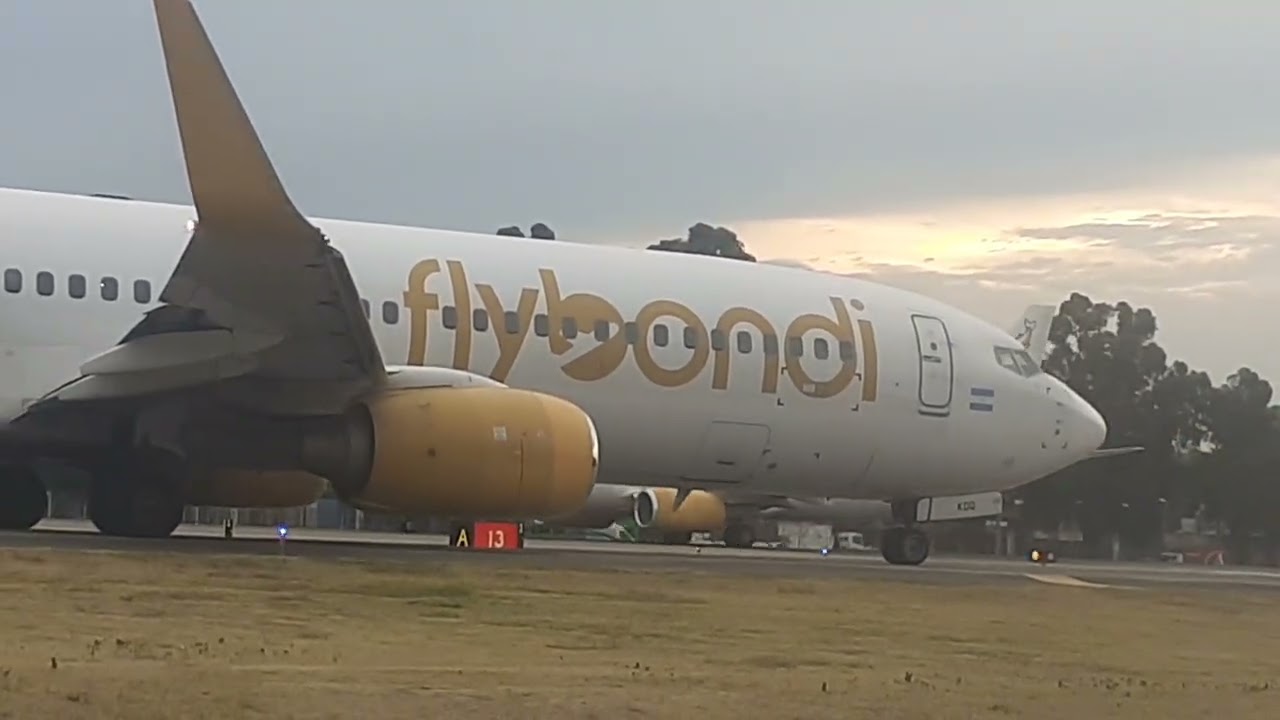 Boeing 737 800 LV-KEF y LV-KDQ Flybondi pista 13