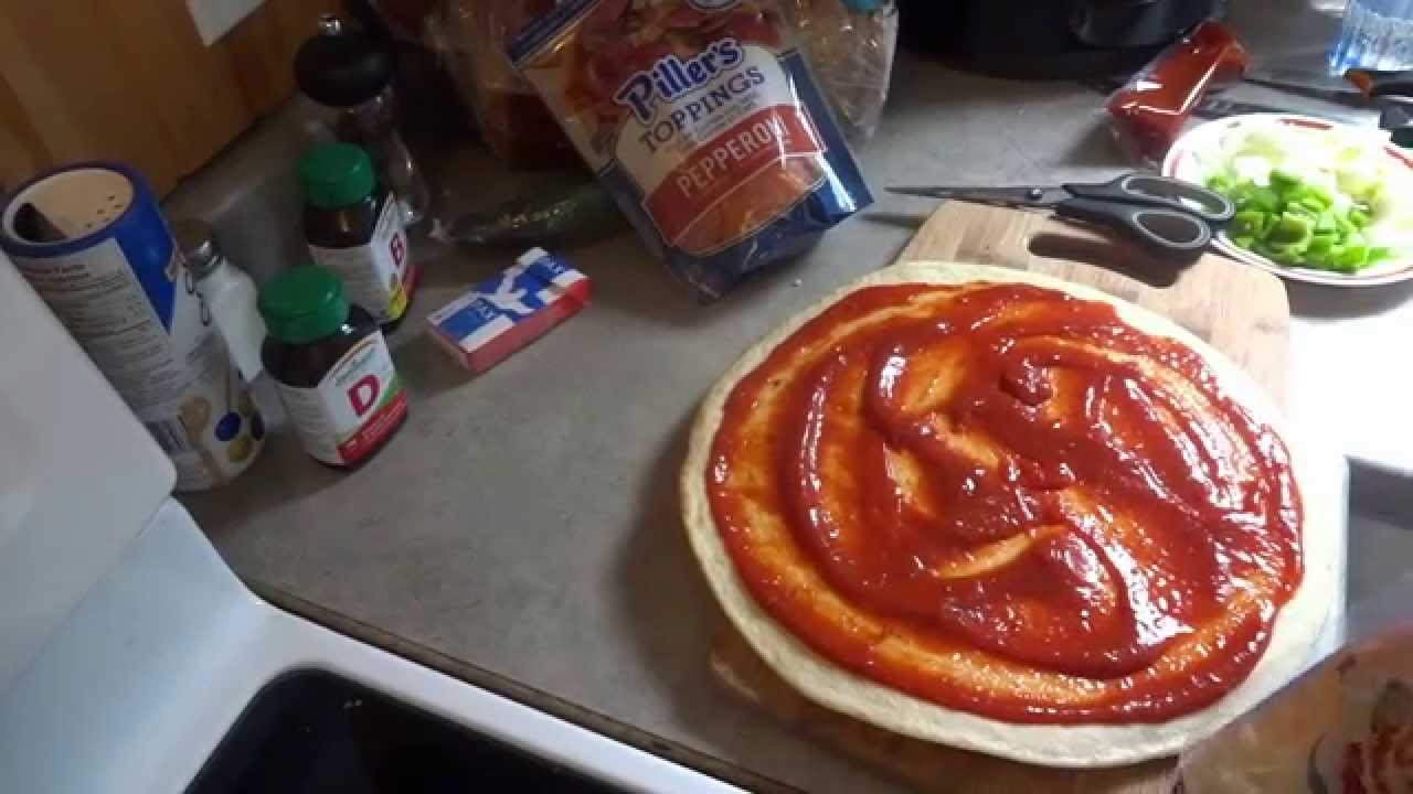 Pizzat ja lahjoituspaketti Suomesta