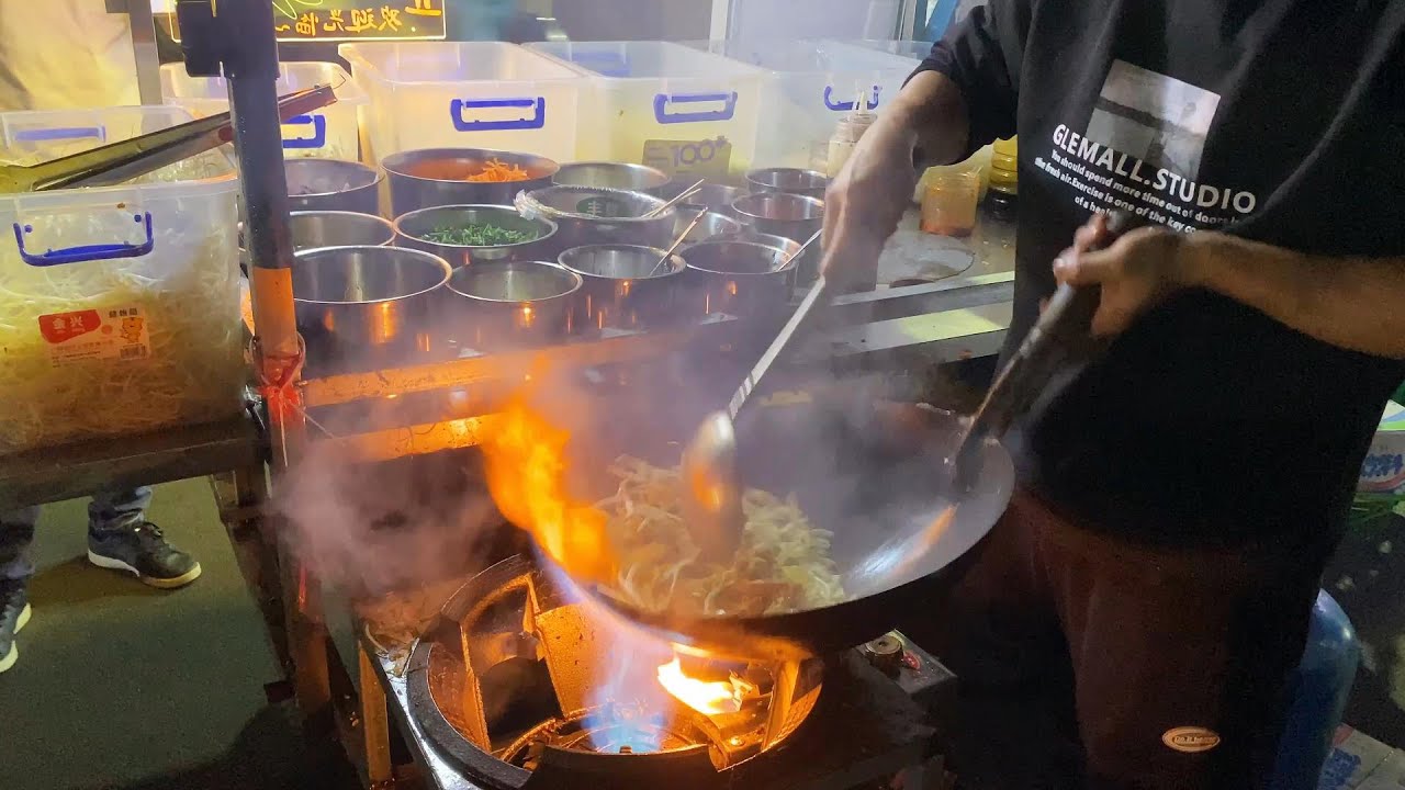 惊人的炒锅技巧，小伙干活手脚麻利，夜市摆摊卖炒粉炒饭炒面 - Chinese Street Food