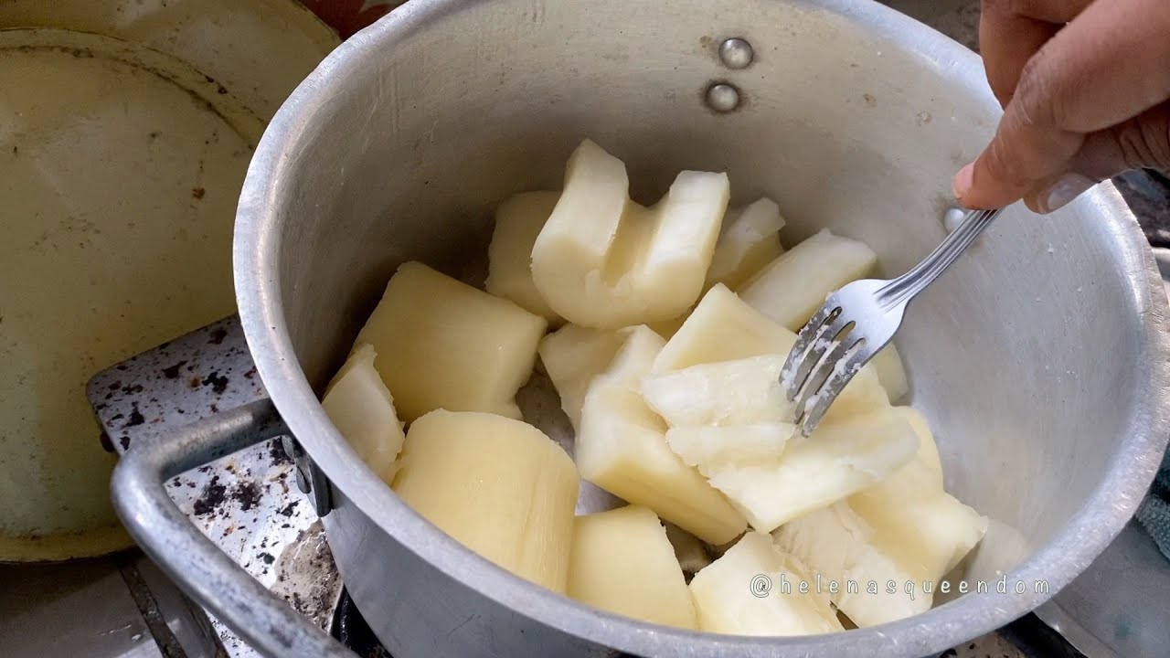 ДАВАЙТЕ ПРИГОТОВИМ КАССАВУ (ЮККУ) | ВКЛЮЧАЕТ Употребление в пищу😋 | ЛИБЕРИЯ 2021 | HelenasQueendom