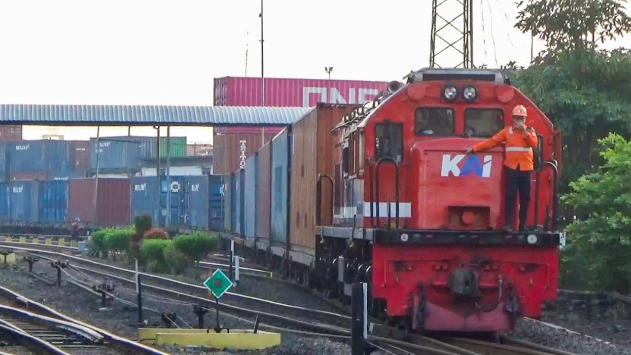 TANGGUH, LOKOMOTIF MERAH MENARIK 30 GERBONG KONTAINER