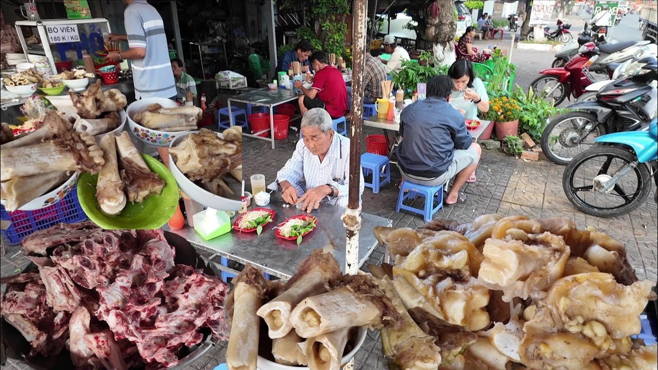 Đông khủng khiếp tại hai quán phở đầu bò giá rẻ dành cho người lao động 