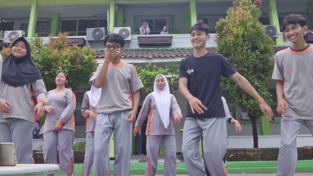 Senam Anak Indonesia Hebat Kelompok 4 (XII.A2) 