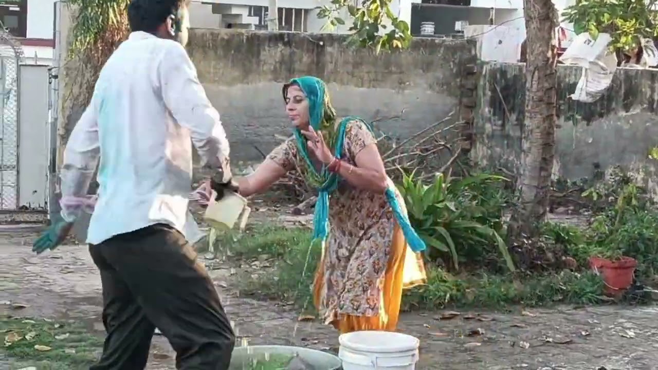 मम्मी ओर चाचा ने खेली
