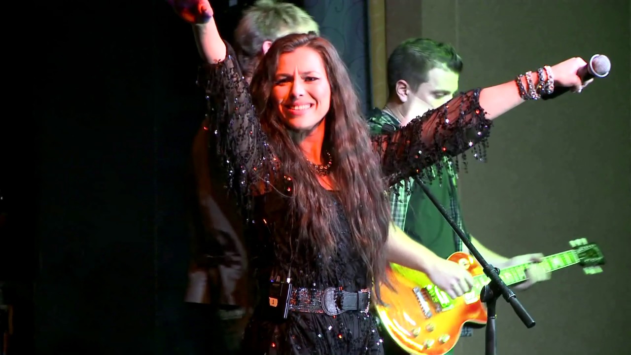 Jessica Lynn - Man I Feel Like A Woman - Live in Bermuda