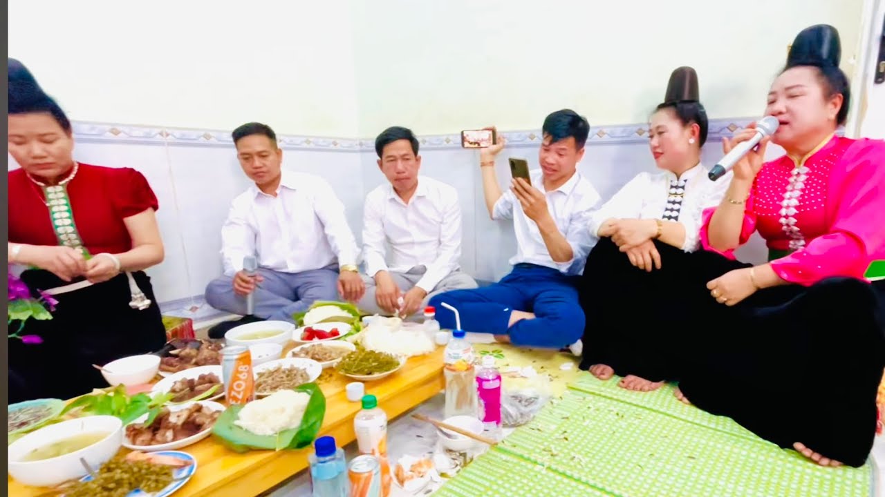 Các chị em yêu văn hóa thái đến thăm hát chúc Tết cho gia đình vợ chồng quàng tiếng 