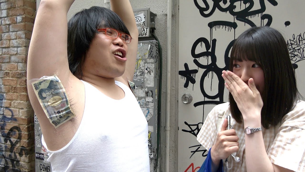 美女は「メサイアのワキに挟まった１０００円」を取る？逃げる？