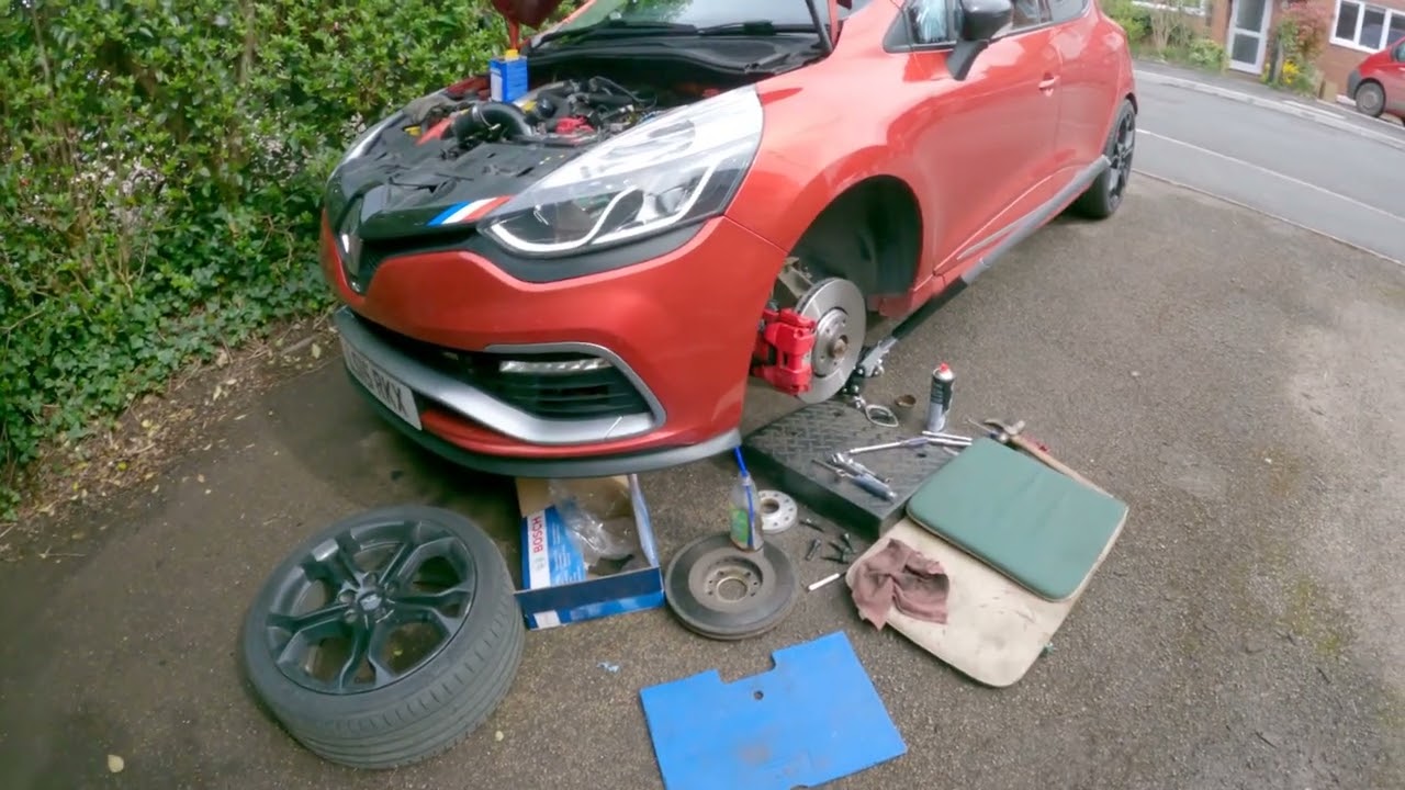 Clio IV 4 RS brake fitting and brake bleeding guide