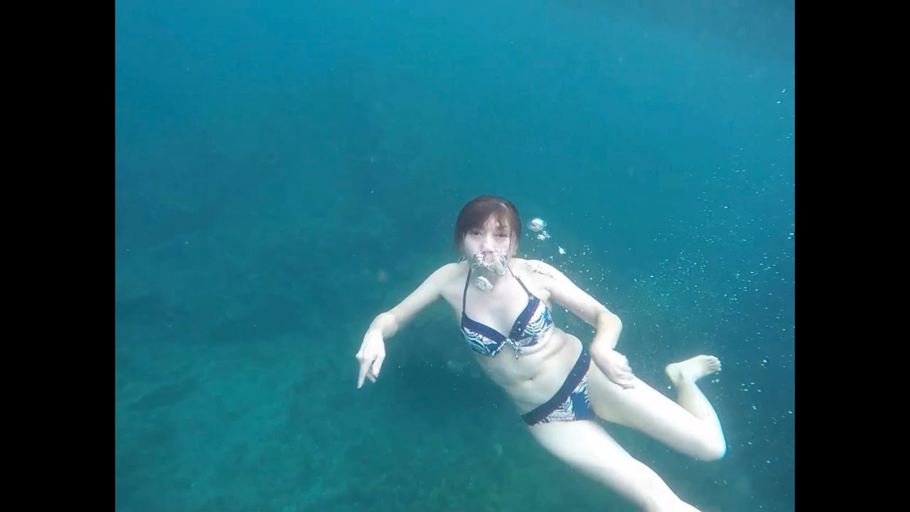 No Mask Underwater woman freediving no fins M007