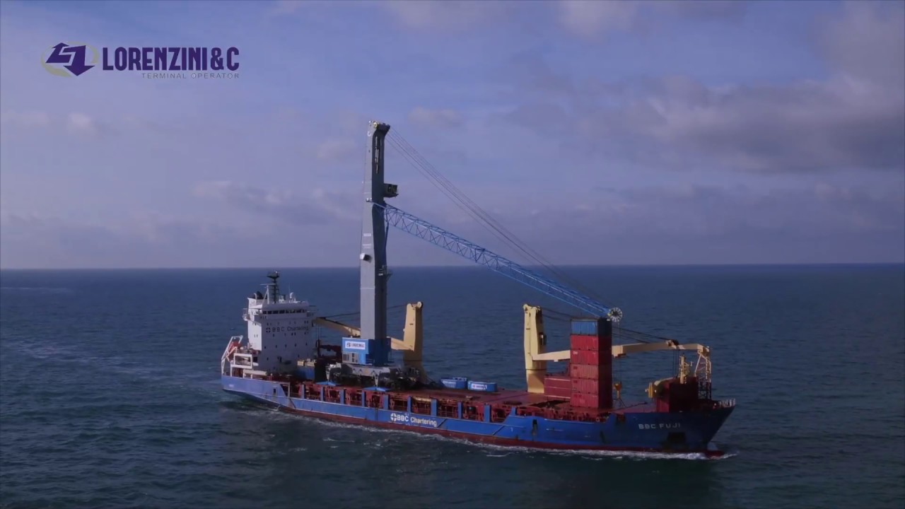 L'arrivo e lo sbarco a Livorno della Gru semovente più grande d'Europa
