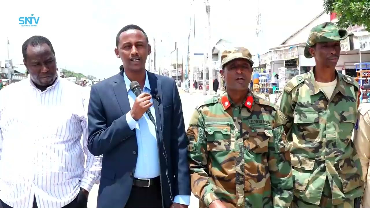 Guddoomiyaha deegaanka lafoole oo ka warbixiyey deeq xoolo Geel ah.
