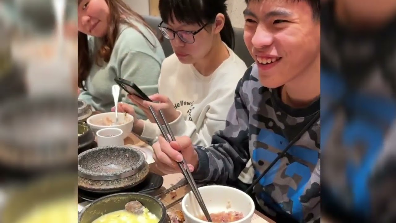 大年初二全家到新竹巨城聚餐，順便挑選姐姐妹妹的團服，期待下次一起穿出門！飯後回竹東妹妹家，收到暖心小紅包，今年回娘家滿滿幸福感。#大年初二 #回娘家 #姐妹團服 #幸福時光#新竹巨城