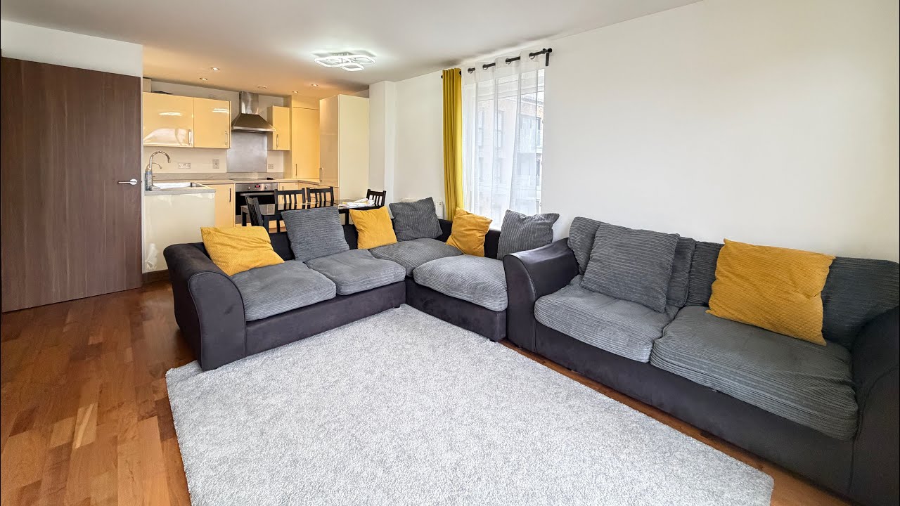 2 bedroom flat in Zodiac Close, Edgware, HA8
