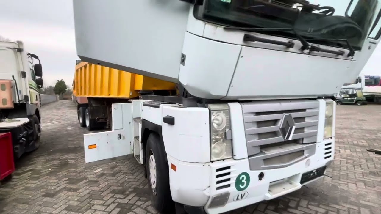 Renault Magnum 440 with tipping bucket