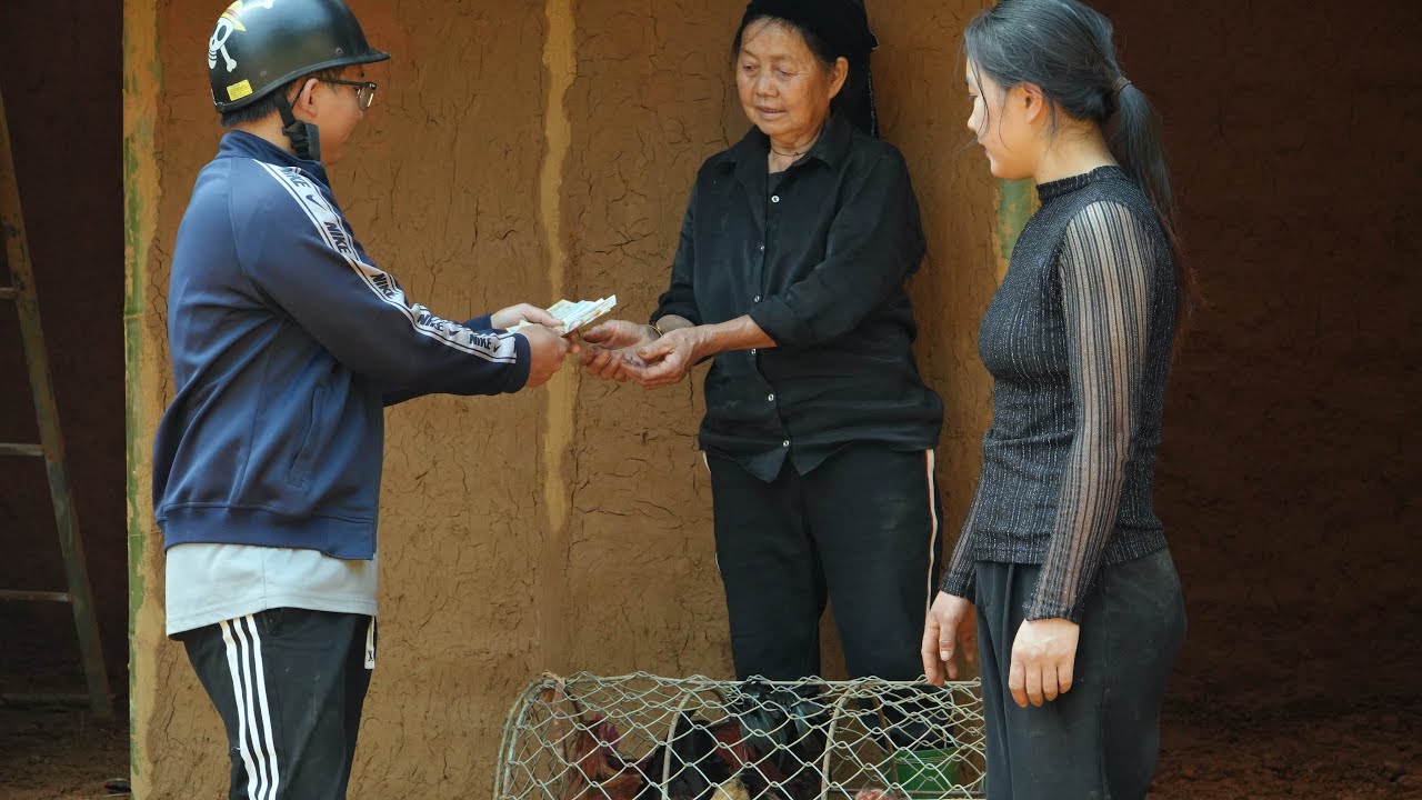 Мэй и её бабушка были рады продать первую партию цыплят по высокой цене.