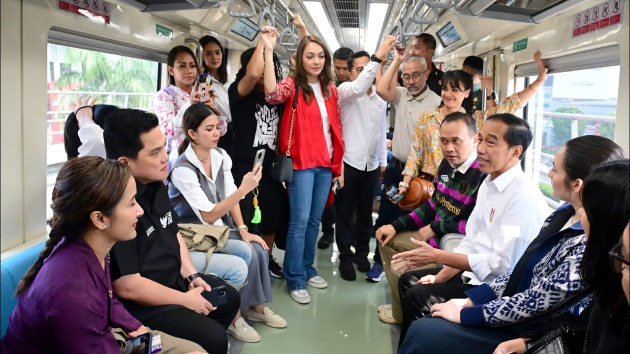 Saat Presiden Jokowi Ajak Para Penggiat Seni Coba LRT Jabodebek, 10 Agustus 2023