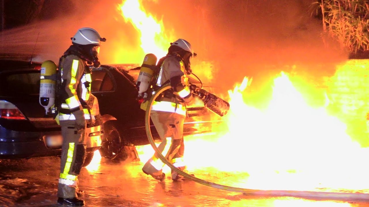 [STICHFLAMMEN BEI PKW-BRAND] - VOLLBRAND | MASSIVER SCHAUMANGRIFF | FEUERWEHR MONHEIM -