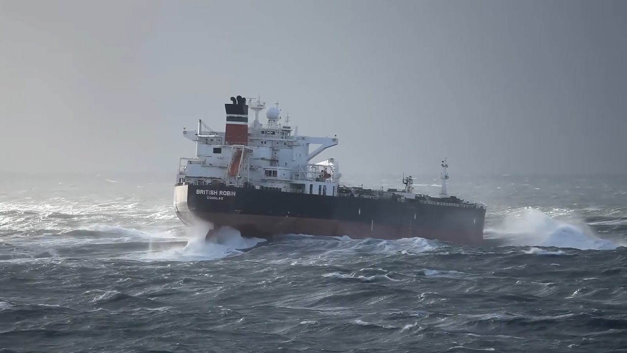 Uji Nyali !!! Tanker Raksasa Dihantam Badai #ship #storm #extreme