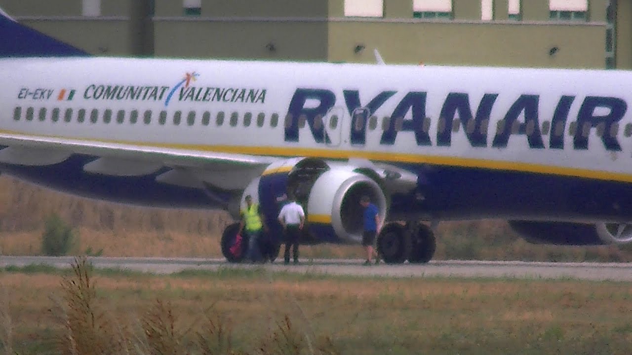 Repair of a Boeing 737-800 Ryanair with an engine problem at Pisa airport(LIRP)