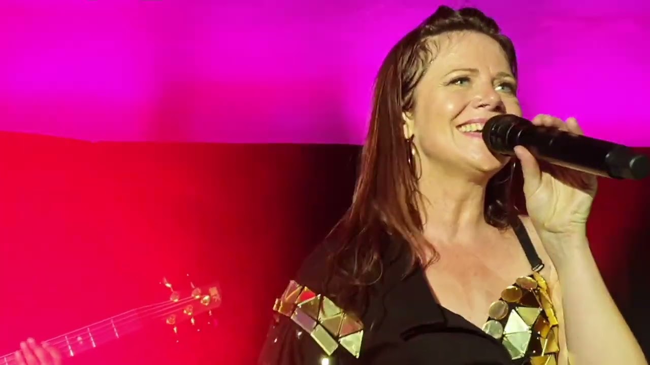 Quality Orchestras. Rythm Of The Night interprété par Aurélie Venet et son groupe.